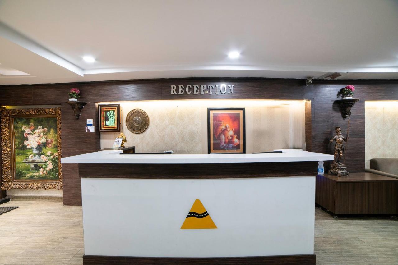 Oyo 66316 Highway Grand Residency Hotel 3*
